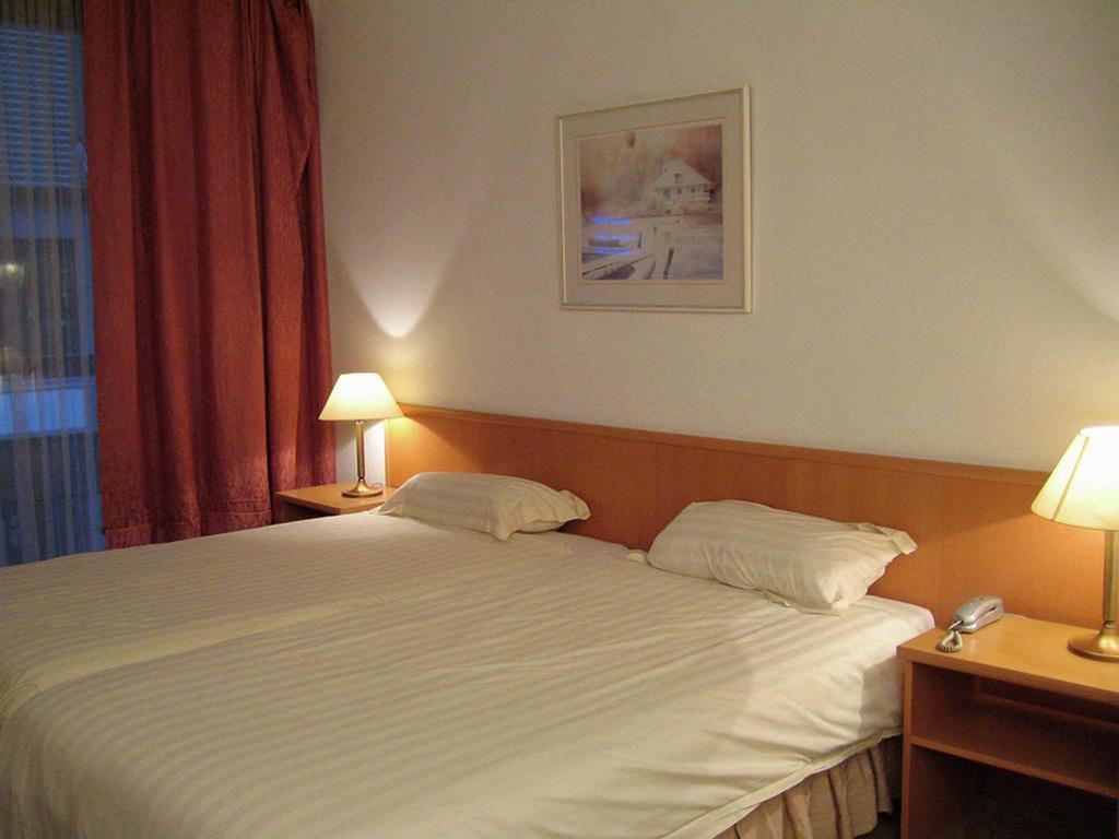 Hotel Keyserlei Антверпен Номер фото